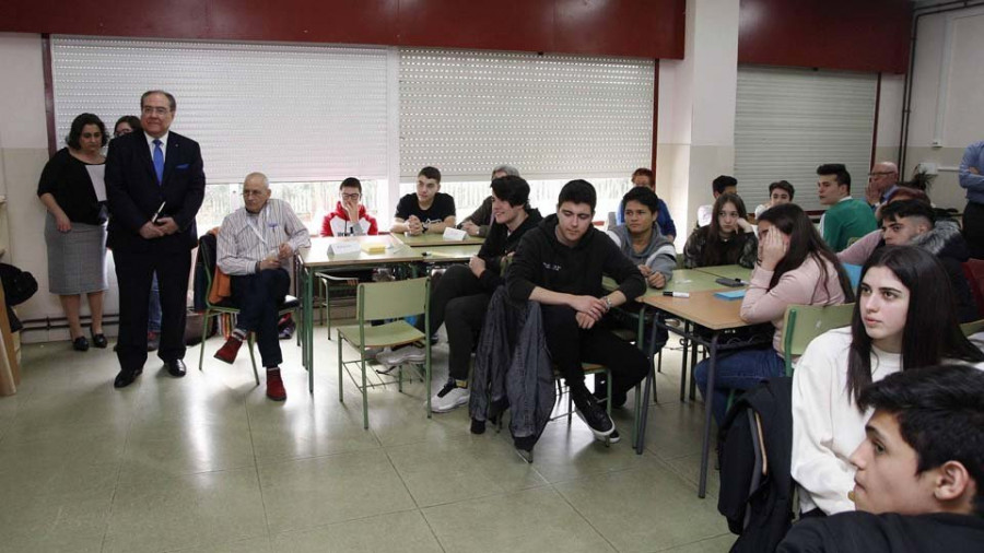 Mayores y jóvenes tratan de construir una educación mejor con el intercambio de vivencias escolares