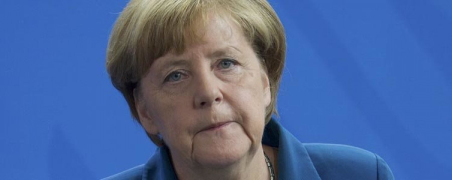 Merkel pide a las compañías alemanas que aumenten la contratación de refugiados