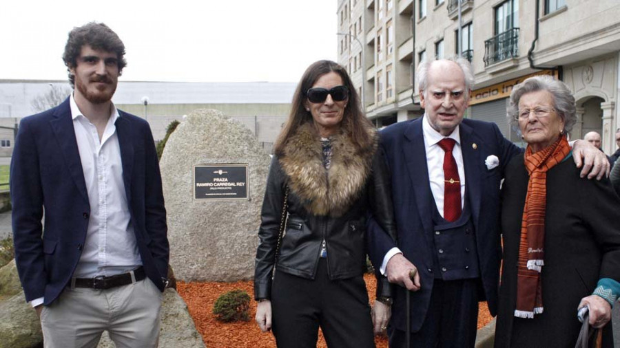 Carregal inaugura su plaza con el aplauso de la política, del deporte y de la sociedad
