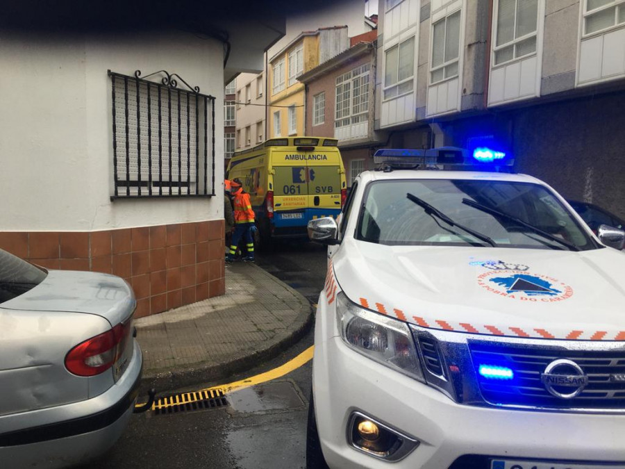 Herido un vecino de A Pobra de mediana edad al caerle encima un armario en su casa