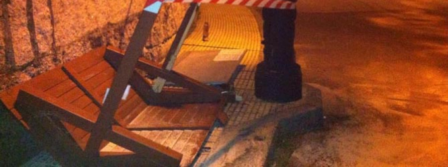 PORTAS-Un conductor destroza mobiliario urbano en Romai y huye dejando un reguero de aceite y un teléfono