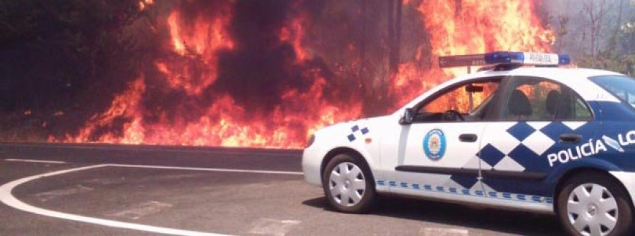 CUNTIS-Un incendio forestal obliga a cortar un tramo de la carretera de Pino