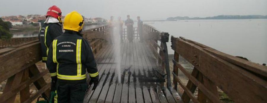 RIANXO - Un incendio causa notables daños en la pasarela peatonal sobre el río Te