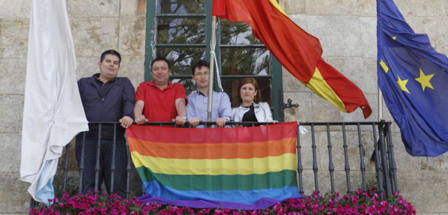 Los municipios arousanos hacen visible la diversidad sexual con banderas arcoíris