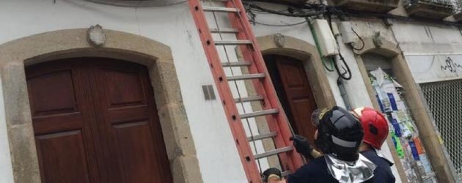 Rescatan a una pareja atrapada en  la habitación de su piso en Vilagarcía