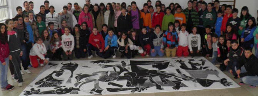 El colegio Galaxia elabora un mural del “Gernika” por el Día de la Paz