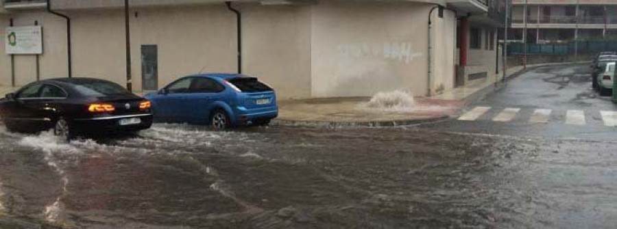 El deficiente asfaltado convierte Rosalía de Castro  en una piscina