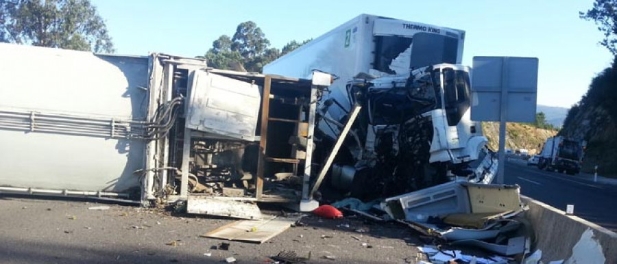BOIRO-La colisión entre un tráiler y un camión de la basura corta la Autovía cuatro horas
