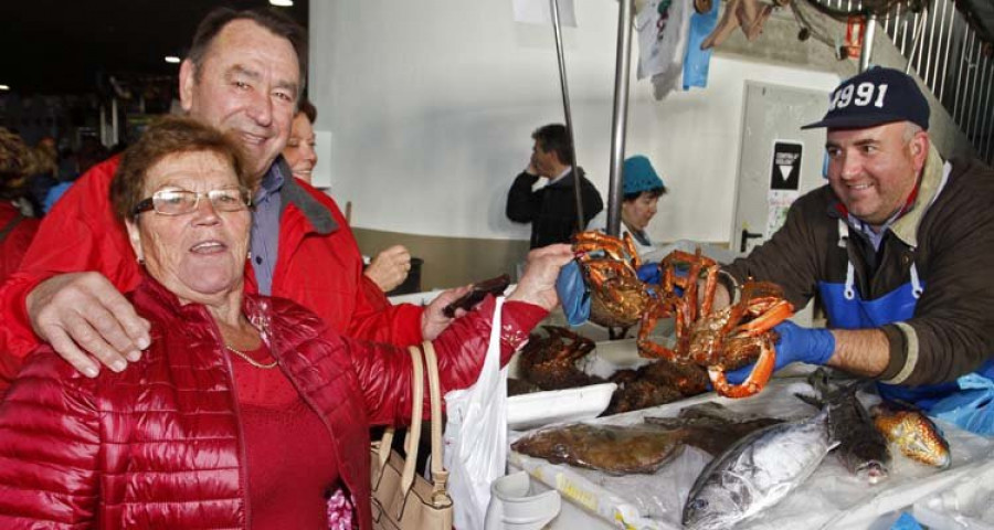 Las cigalas y las centollas, el marisco preferido en las compras de la Praza de Abastos de Vilagarcía