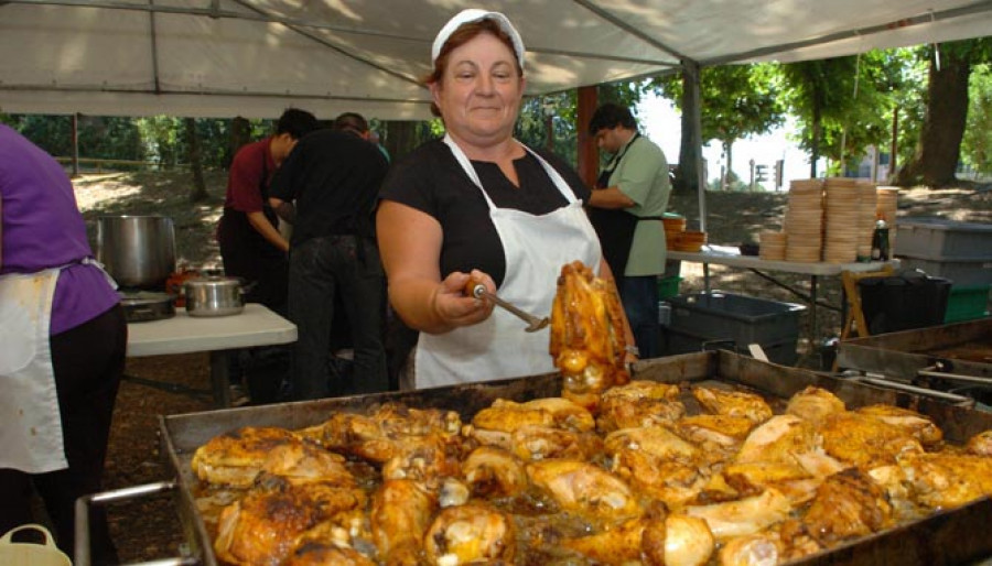 RIBADUMIA - El pollo asado es hoy el reclamo gastronómico en la Carballeira