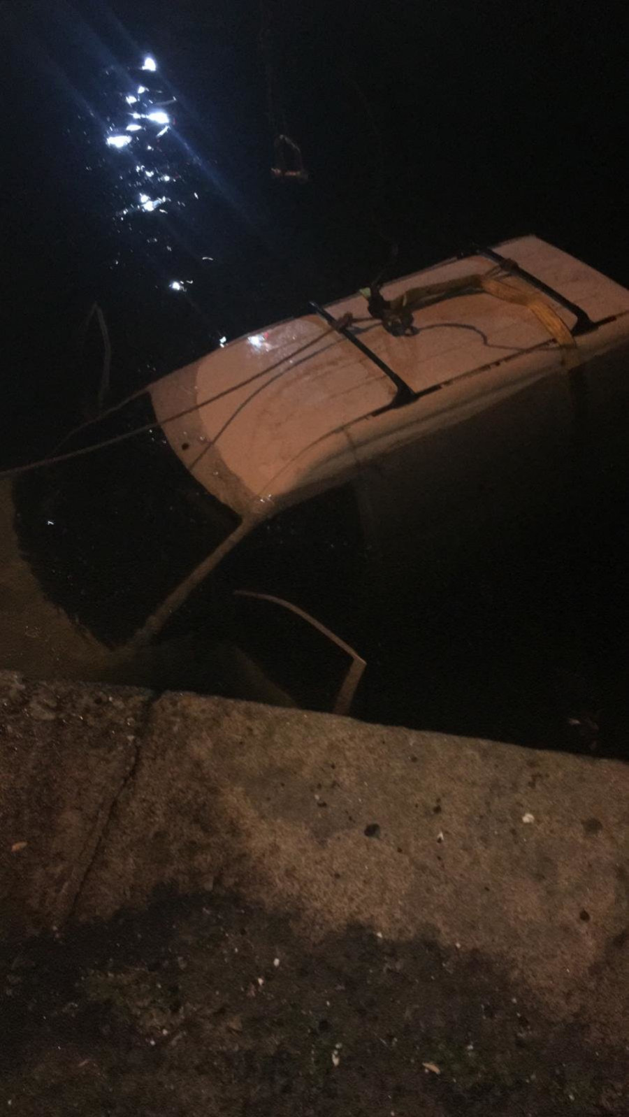 Una furgoneta se precipita al agua en el muelle de Rianxo cuando su conductor maniobraba para aparcar