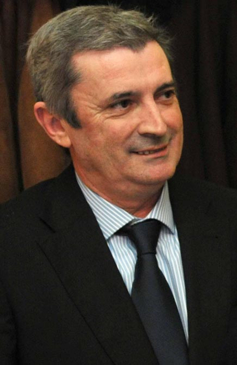 MEAÑO - Rinden homenaje a Jorge Domínguez con un busto junto al Consistorio