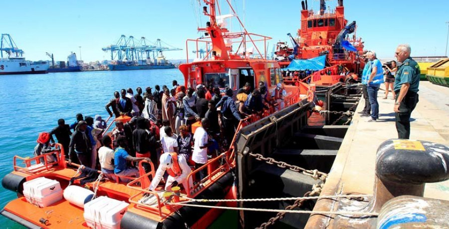 Marlaska supervisa el dispositivo para la atención a inmigrantes en Algeciras