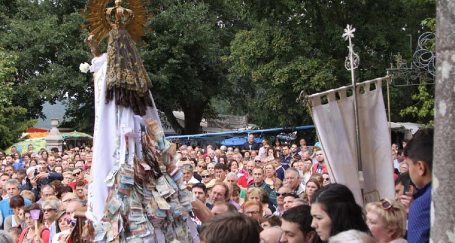 Miles de romeros demuestran su devoción en el día grande de la Virxe dos Milagres de Amil
