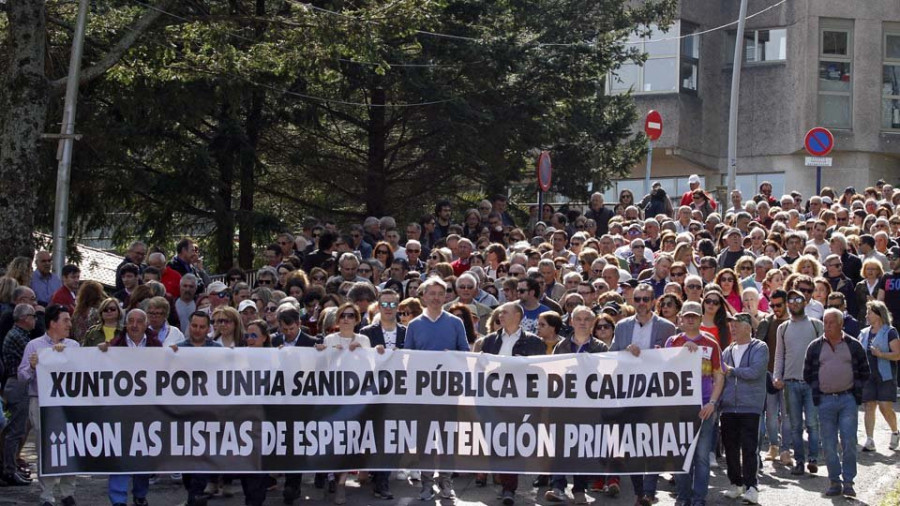 Casi 2.000 grovenses toman la calle con un mensaje: “Sergas, coa saúde non se xoga”