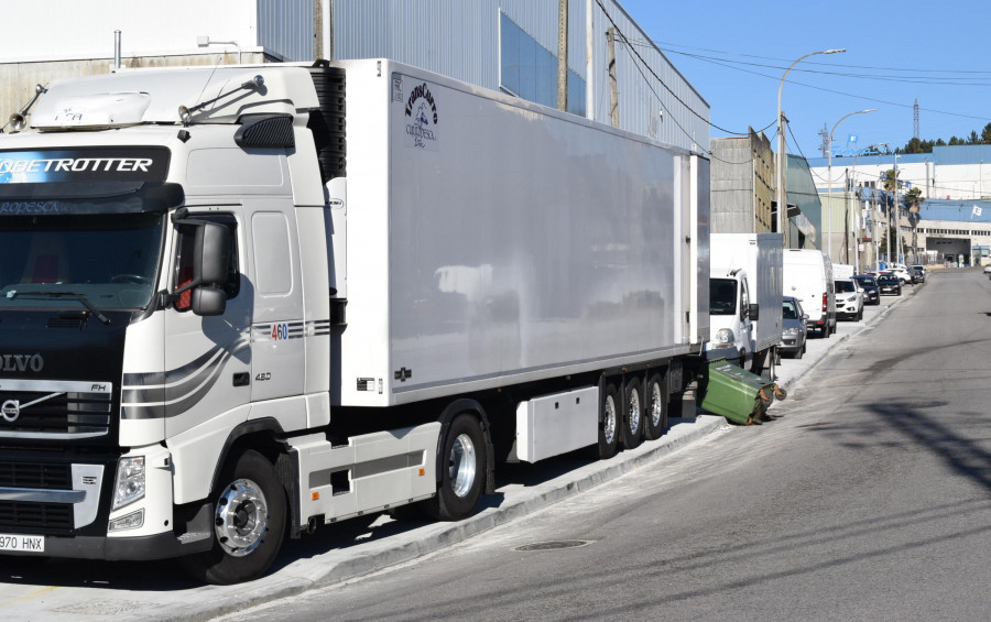 Las renovadas aceras en la calle principal del polígono de Xarás son usadas como aparcamiento