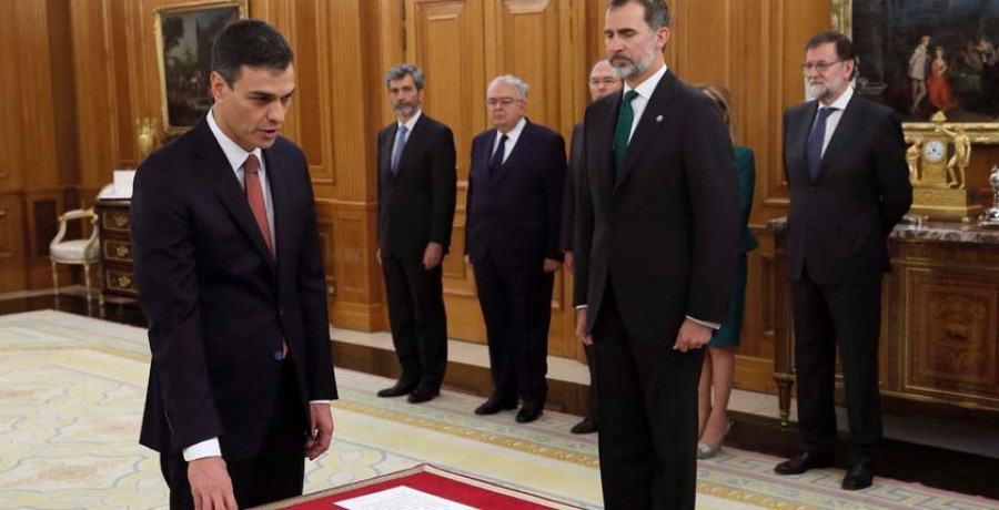 Pedro Sánchez promete su cargo 
ante Felipe VI sin Biblia y sin crucifijo
