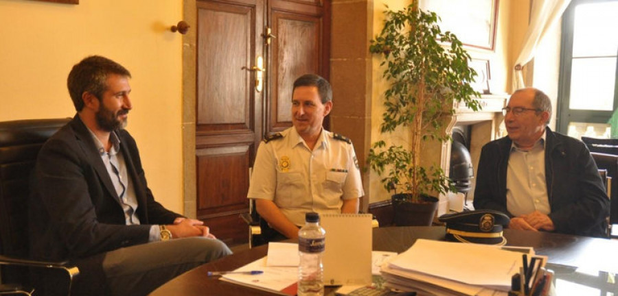Varela y Callón reciben en el Concello al nuevo inspector jefe de la Policía Nacional