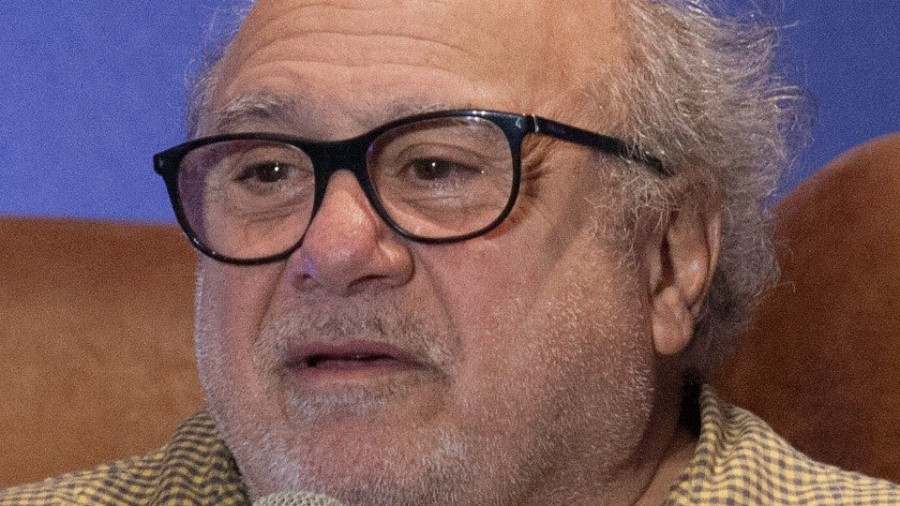 Danny DeVito sufre una caída en la presentación de “Dumbo” en México