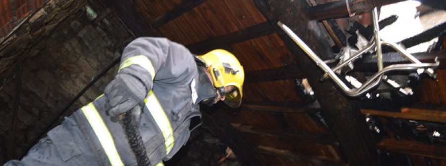 RIANXO - Arde en el lugar de As Cortes una casa abandonada, de la que algún vecino vio salir a una persona