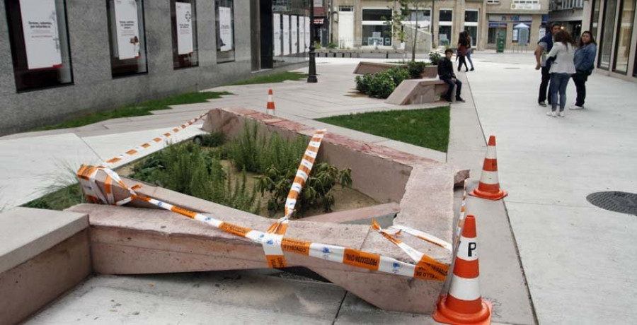 Empotra su coche contra la zona peatonal de la Praza de Galicia y da 0,75 en alcohol