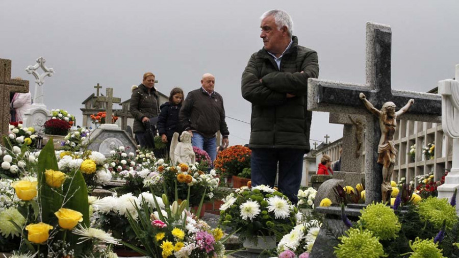 Un día para la nostalgia, el recogimiento y el recuerdo en los cementerios de Arousa