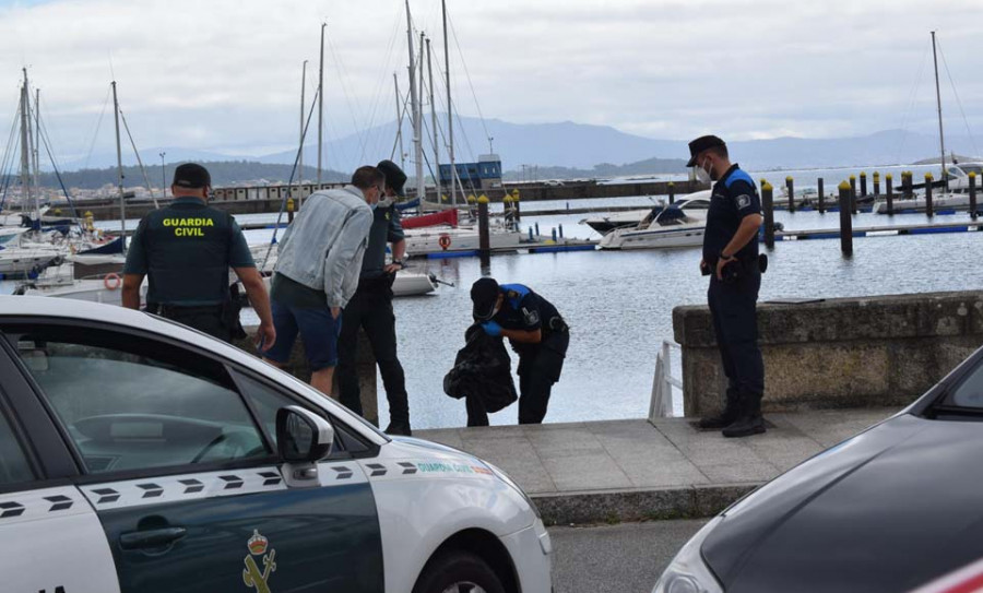 Muere un octogenario de Carreira al resbalar en unas escaleras del puerto de A Pobra, golpearse en la cabeza y caer al agua