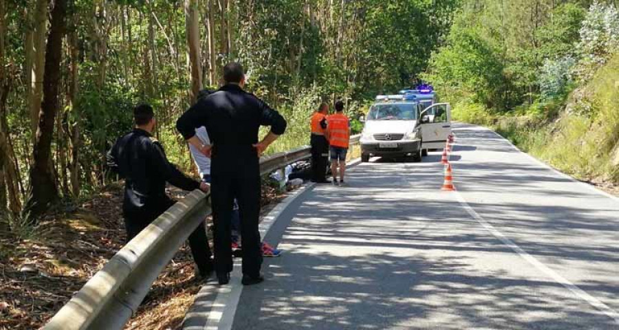 Fallecen dos jóvenes motoristas de Teo 
en una salida de 
vía en Cuntis