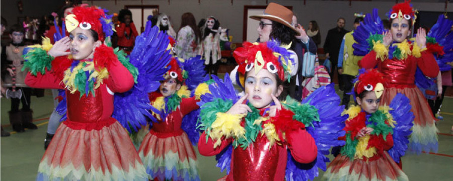 El Carnaval reina en O Mosteiro y mantiene en vilo por el tiempo el desfile de Cambados