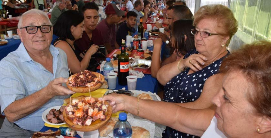 La gran afluencia de vecinos y visitantes en Palmeira augura una exitosa V Festa do Polbo