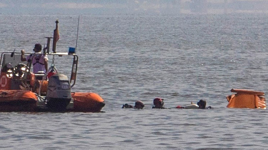 Fallecen dos militares al estrellarse con un avión de instrucción en el mar Menor