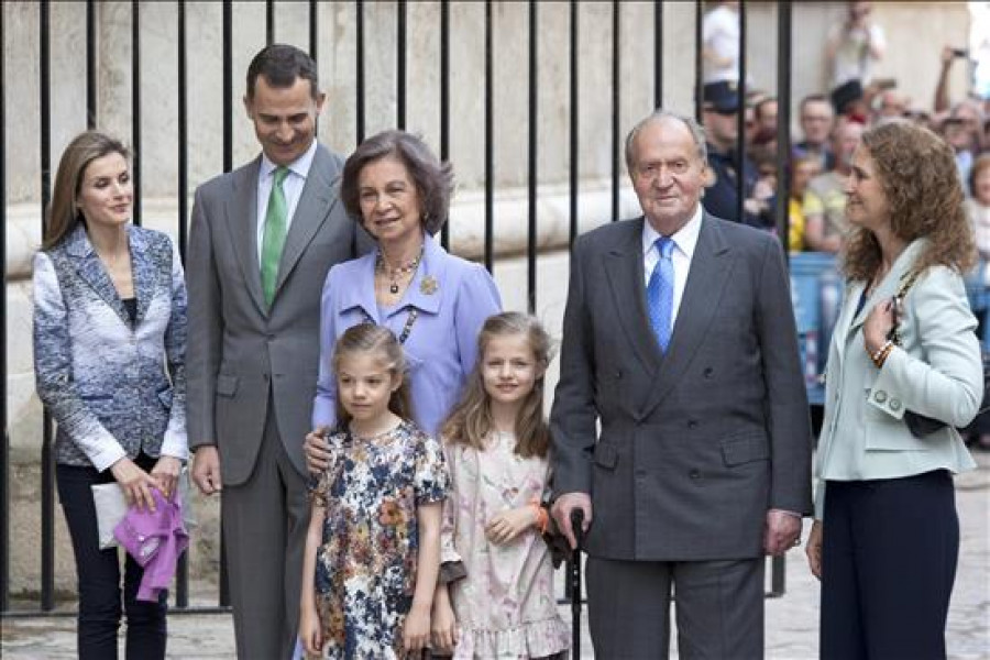 Los Reyes, los Príncipes y la infanta Elena asisten a la misa de Pascua en Palma