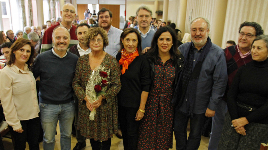 El socialismo gallego homenajea a la “mestra de A Illa”, la exedil Lola Folgar