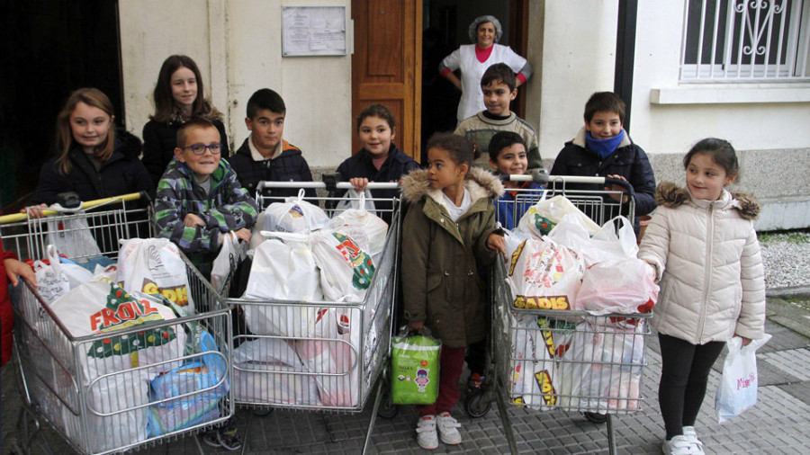 El colegio de A Escardia colabora con Cáritas en la recogida de alimentos por Navidad