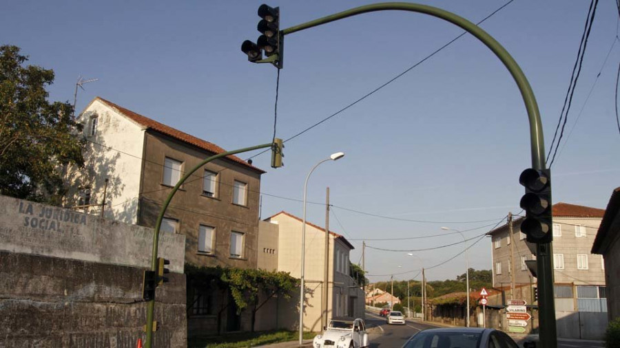 Los nuevos semáforos de Vilariño siguen apagados tres meses después