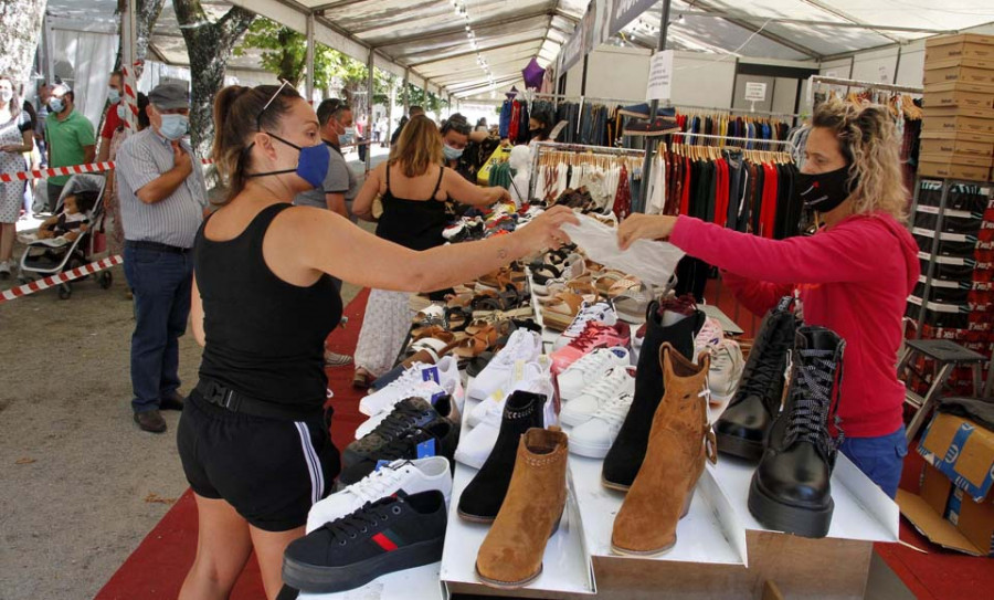 Largas colas en Cambados para “cazar” las ofertas de una Feira de Oportunidades con estrictos controles