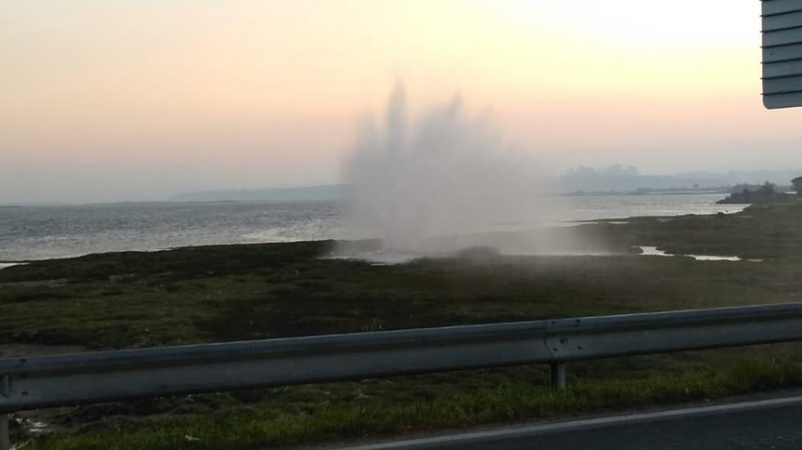 La tubería de agua de O Grove rompe por tercera vez este año y obliga a tirar de reservas