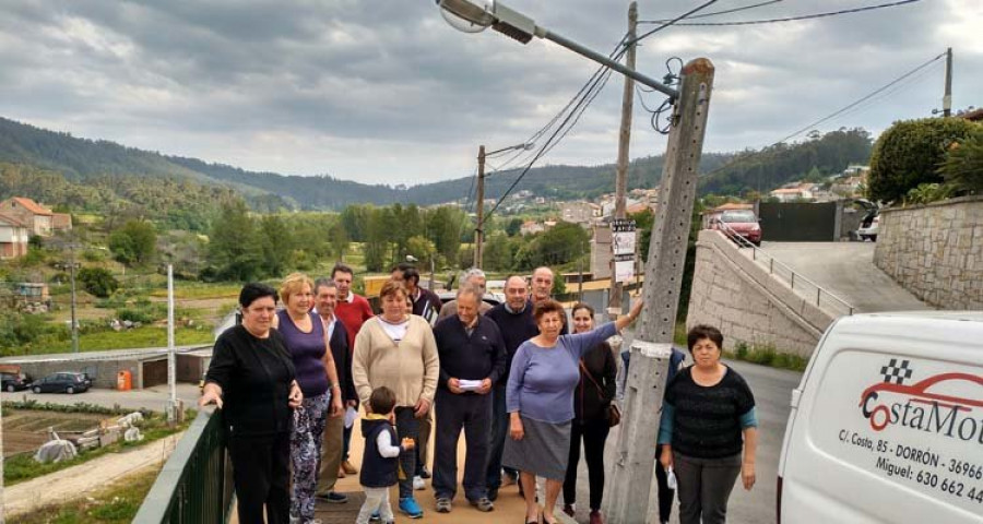Vecinos de Dorrón exigen que se reponga el acceso a Outeiro 
y se retiren de la vía los postes