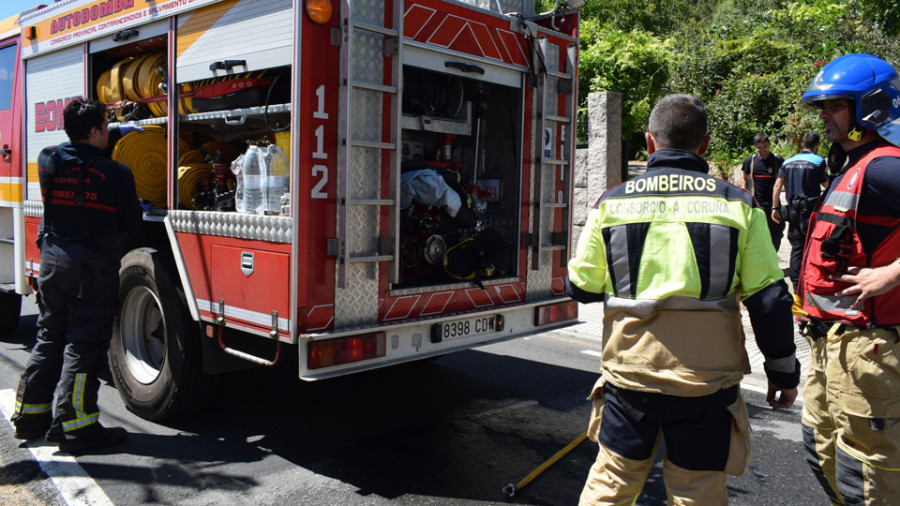 Un incendio que se originó en un congelador afecta a un inmueble adosado a una casa en Martín