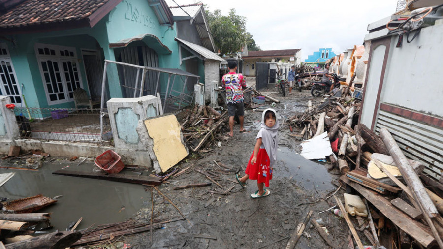Aumentan a más de 420 los muertos por el tsunami que azotó Indonesia
