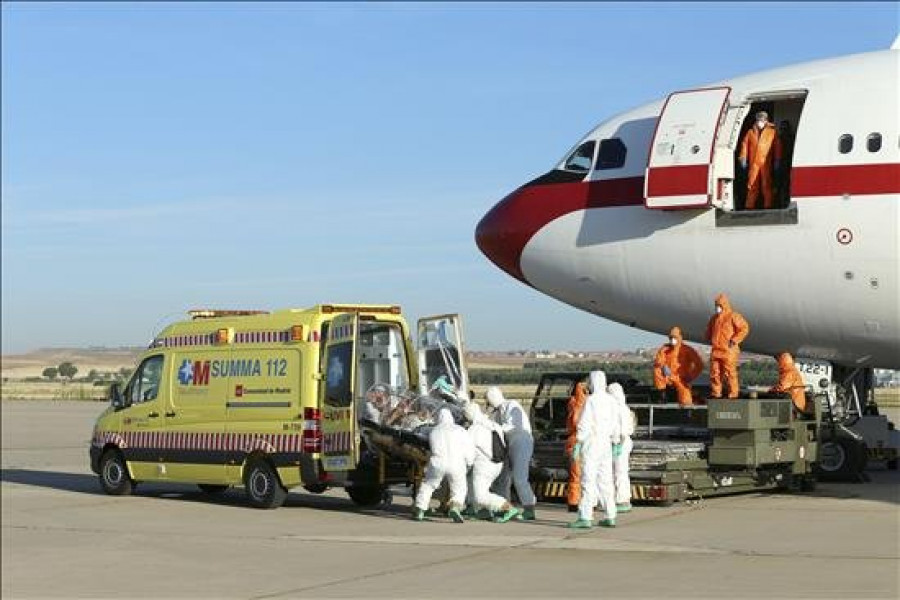 El sacerdote Miguel Pajares combate al ébola en España a las 36 horas de decidir su repatriación