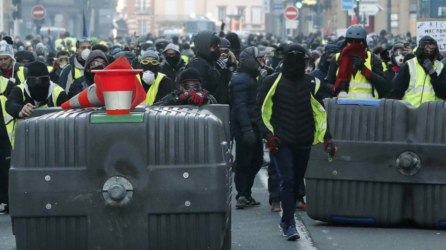 Miles de “chalecos amarillos” participan en París en una nueva protesta en la que se registraron altercados