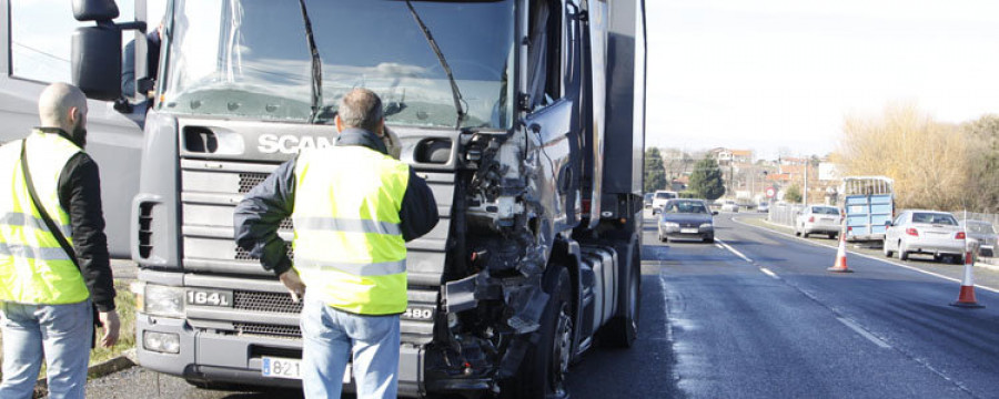 Un turismo pierde un remolque en la Vía Rápida, que causa un accidente contra un camión
