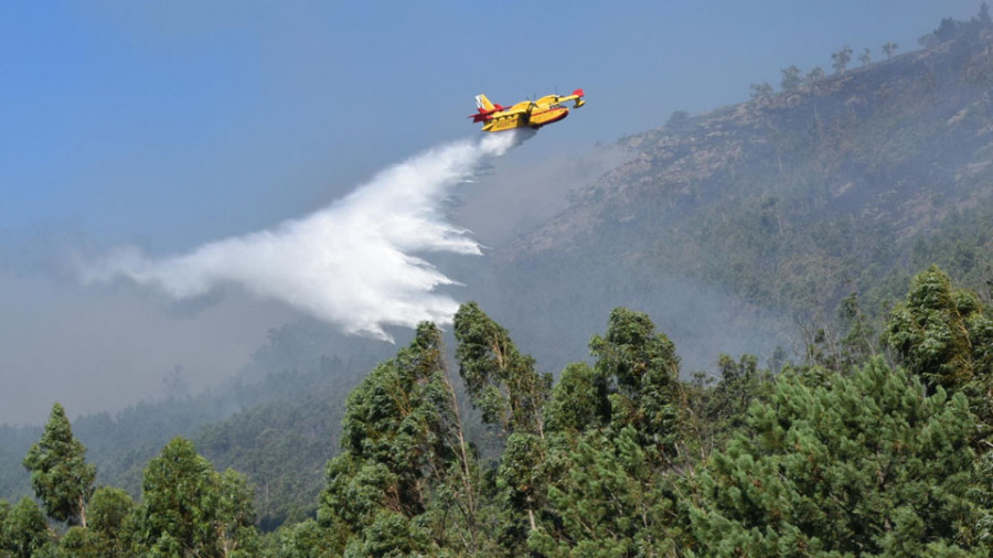 El primer gran incendio del verano en la zona arrasa 47 hectáreas en A Curota