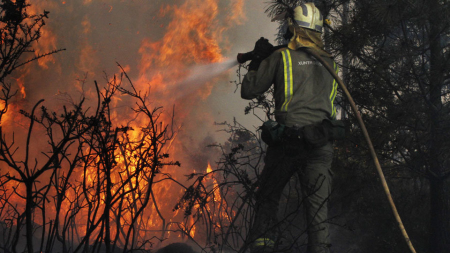 Una chispa de un cable de alta tensión provoca el inicio del incendio que asola Rianxo