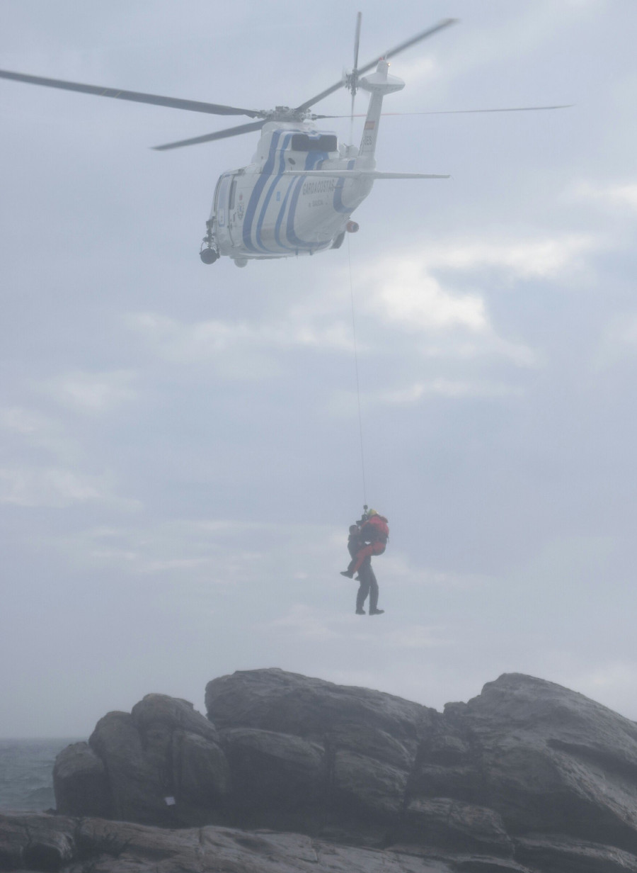 El rescatado en unas rocas en Corrubedo llamó al 112 cuando se vio atrapado