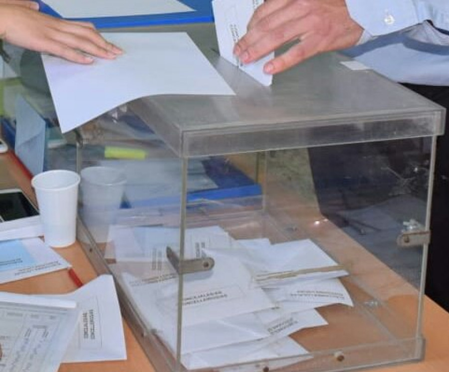 El presidente de una mesa electoral de Ribeira acudió ebrio al juzgado y sin los votos nulos