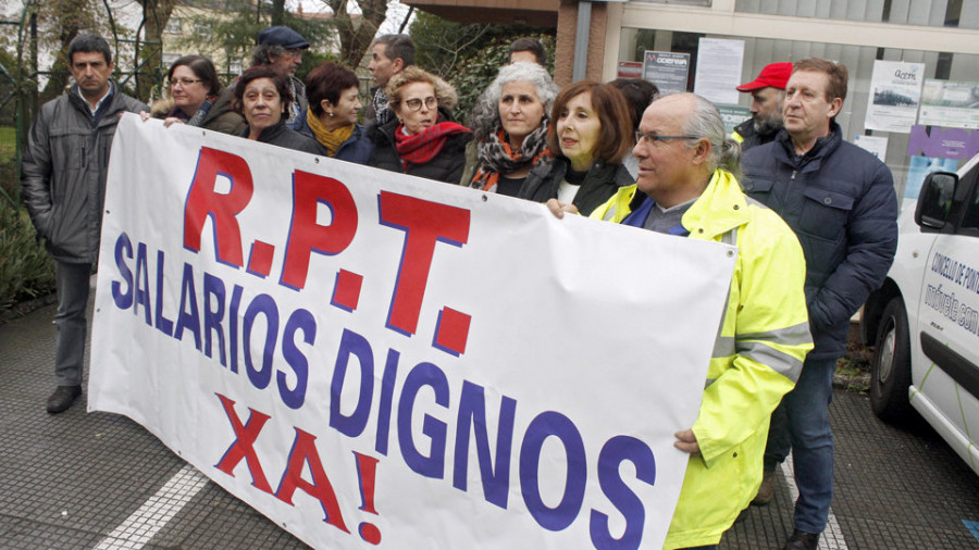 La plantilla municipal de Pontecesures coge la pancarta para reclamar una RPT