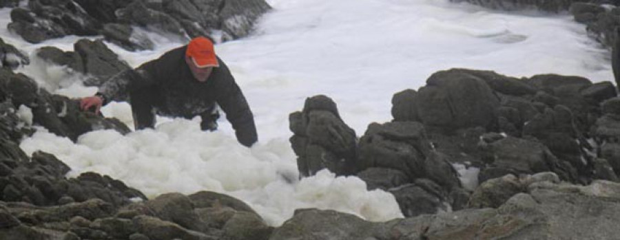 Desaparece un hombre cuando practicaba pesca deportiva en unas rocas de Corrubedo