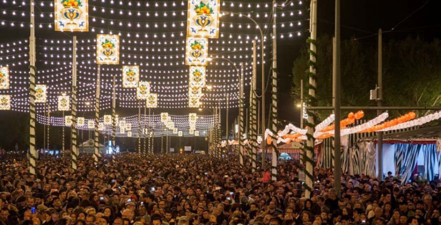 La luz de la Feria de Abril ya ilumina la noche sevillana